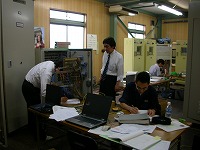 �������i